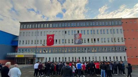 Trabzonda Yan Yana Bulunan İki Lise Karadeniz Fıkralarını Aratmıyor